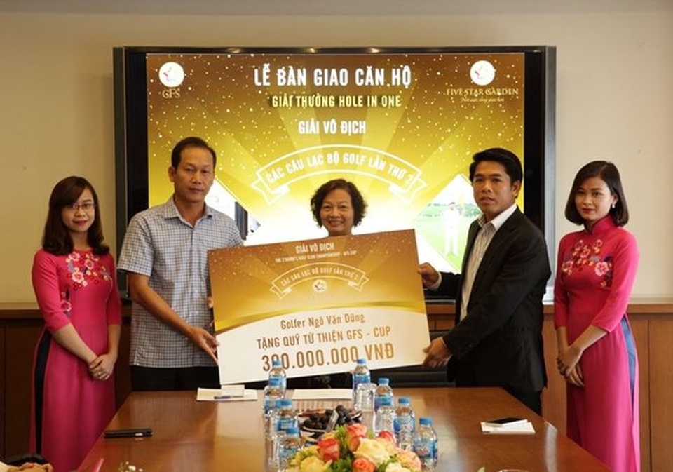 
Golf thủ Ngô Văn Dũng quyết định trích 10% giá trị giải thưởng tương đương hơn 300 triệu đồng đóng góp cho quỹ từ thiện GFS Cup với mong muốn đồng hành cùng CLB Golf Hà Nội và nhà tài trợ GFS tiếp tục thực hiện các chương trình, hoạt động cộng đồng ý nghĩa.
