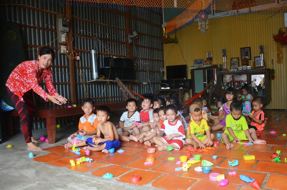 Mở điểm giữ trẻ cho ngư dân vùng lũ - 3 Vì thế, từ nhiều năm qua, tỉnh An Giang, Đồng Tháp tích cực tổ chức các điểm giữ trẻ mùa lũ, vừa đảm bảo an toàn cho các em nhỏ, vừa tạo điều kiện thuận lợi cho các phụ huynh sống nghề câu lưới an tâm lao động