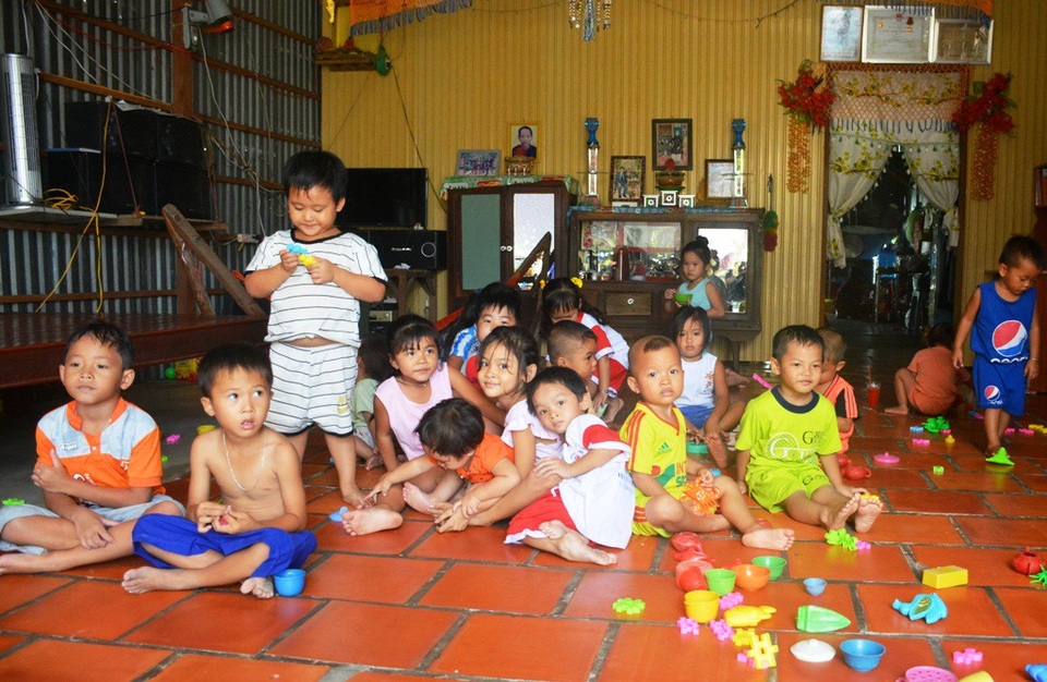 Mở điểm giữ trẻ cho ngư dân vùng lũ - 2 Hàng năm, cứ đến mùa lũ, tỷ lệ trẻ chết ngạt tăng cao vì sự lơ là, thiếu người trông coi các em nhỏ là những nguyên nhân chính