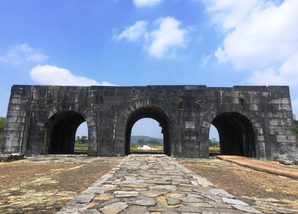 Cổng Nam được xây dựng ba vòm trong đó cổng giữa lớn hơn hai cổng bên.