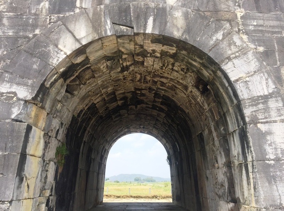 Cổng được xây dựng kiểu cuốn vòm với các phiến đá lớn hình chữ nhật bằng phẳng tạo thân cổng, các khối đá có mặt cắt hình thang cân tạo vòm cửa.