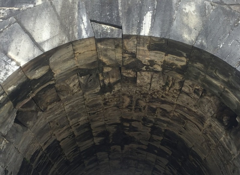 Khối đá nứt vỡ có trọng lượng khoảng 200kg, đã vỡ và tụt xuống tạo thành khe hở khoảng 5cm.