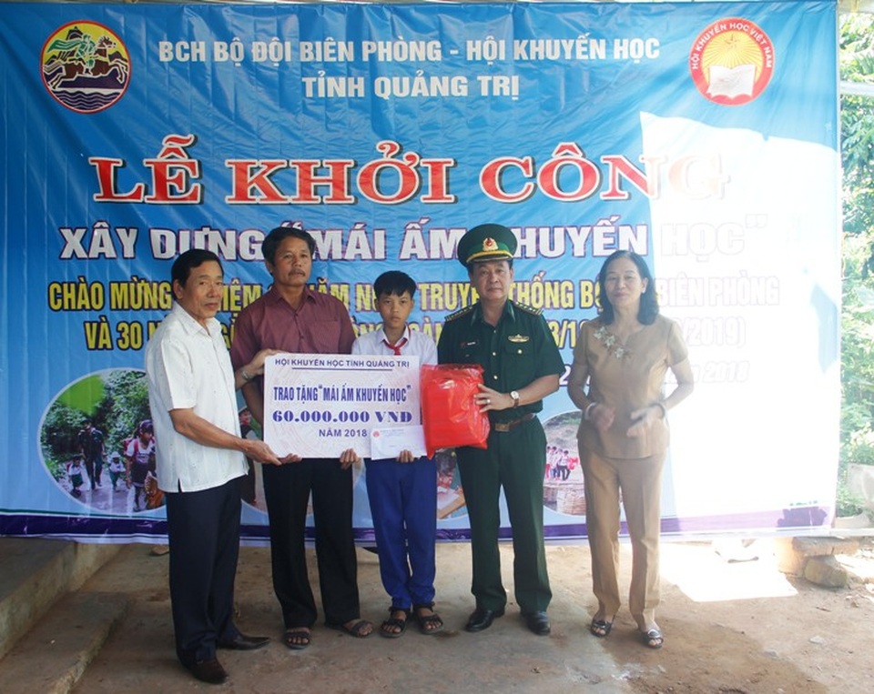 Xây dựng “Mái ấm khuyến học” cho học sinh mồ côi mẹ - 1 Lãnh đạo Hội Khuyến học tỉnh, Bộ chỉ huy BĐBP tỉnh trao biển tài trợ cho cháu Quang