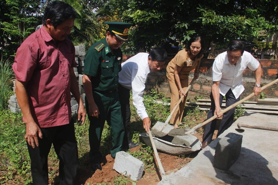 Xây dựng “Mái ấm khuyến học” cho học sinh mồ côi mẹ - 2
Đại diện các đơn vị thực hiện nghi thức động thổ xây dựng Mái ấm khuyến học cho cháu Quang và bà ngoại.