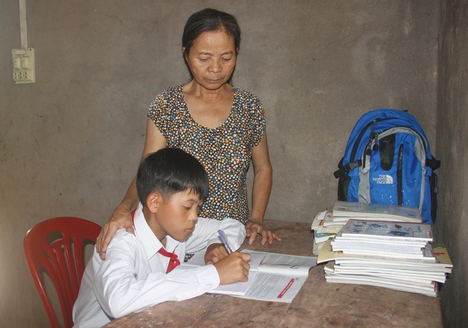 Xây dựng “Mái ấm khuyến học” cho học sinh mồ côi mẹ - 3
Thiếu sự chăm sóc của cha mẹ, cháu Quang lớn lên trong tình thương của bà ngoại.