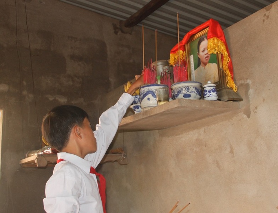 Xây dựng “Mái ấm khuyến học” cho học sinh mồ côi mẹ - 4 Em Quang đứng trước bàn thờ mẹ hứa sẽ chăm chỉ học tập