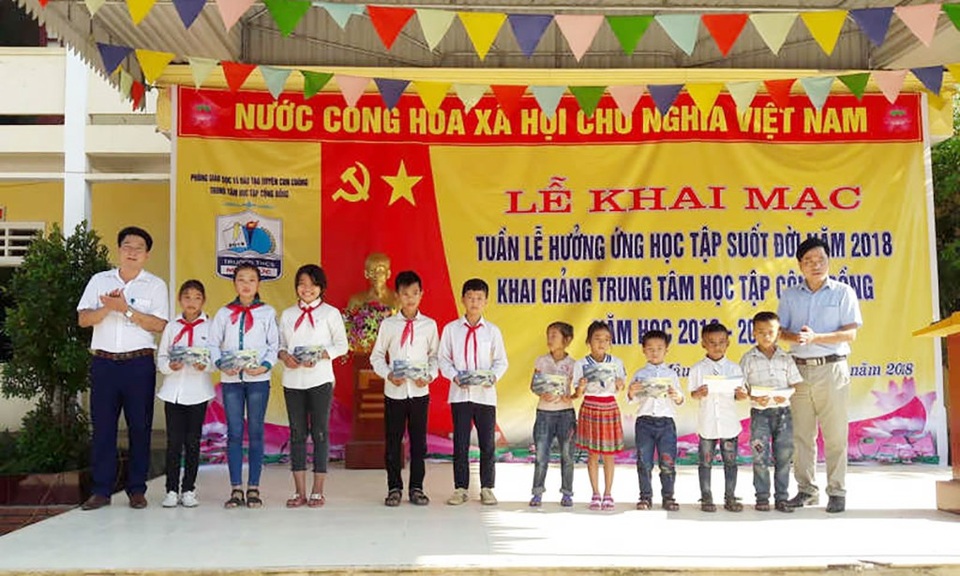“Học tập để xây quê hương đất nước” - 2 Chi nhanh Viettel Con Cuông tặng 10 suất học bổng cho 10 em học sinh có hoàn cảnh khó khăn, mỗi suất 1 triệu đồng.