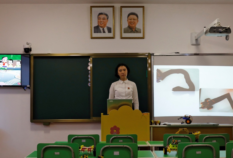 Bóng dáng lãnh tụ trên mọi nẻo đường ở Triều Tiên - 6 Các lớp học tại Triều Tiên luôn đặt chân dung các nhà lãnh đạo ở vị trí trang trọng.