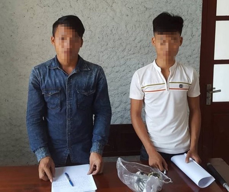 Hai thanh niên sở hữu mình, súng bị tạm giữ lời khai