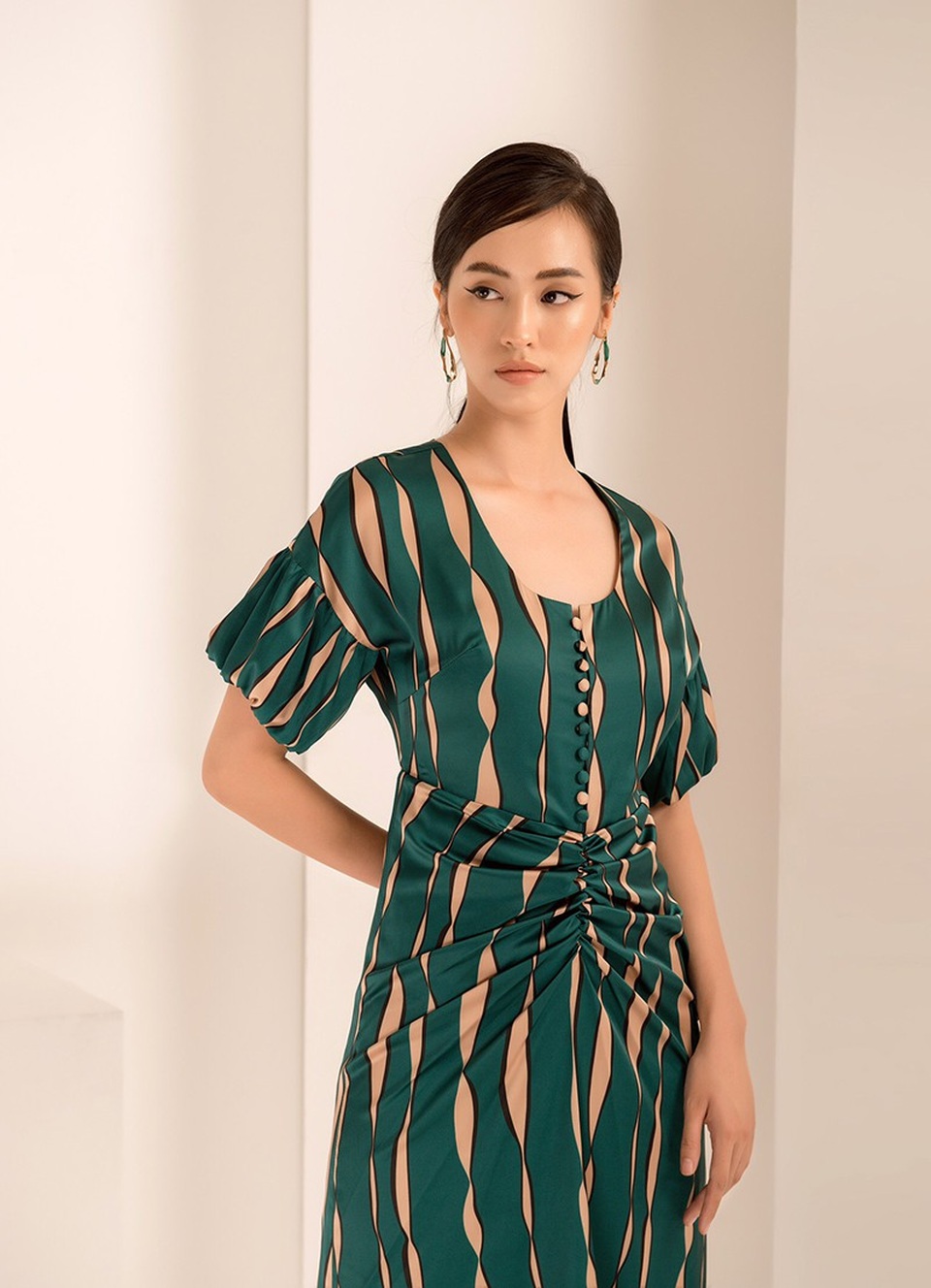 Cô gái xinh đẹp "gieo thương nhớ" suốt mấy năm liền mà không biết - 7 Linh cũng chia sẻ rằng cô chưa từng can thiệp thẩm mỹ vào gương mặt và thích những đường nét tự nhiên của mình. Bí quyết giữ gìn nhan sắc của cô chỉ đơn giản là sống vui vẻ, hạnh phúc. Cô cho rằng người sống vui vẻ thì tự khắc sẽ trẻ trung, xinh đẹp.