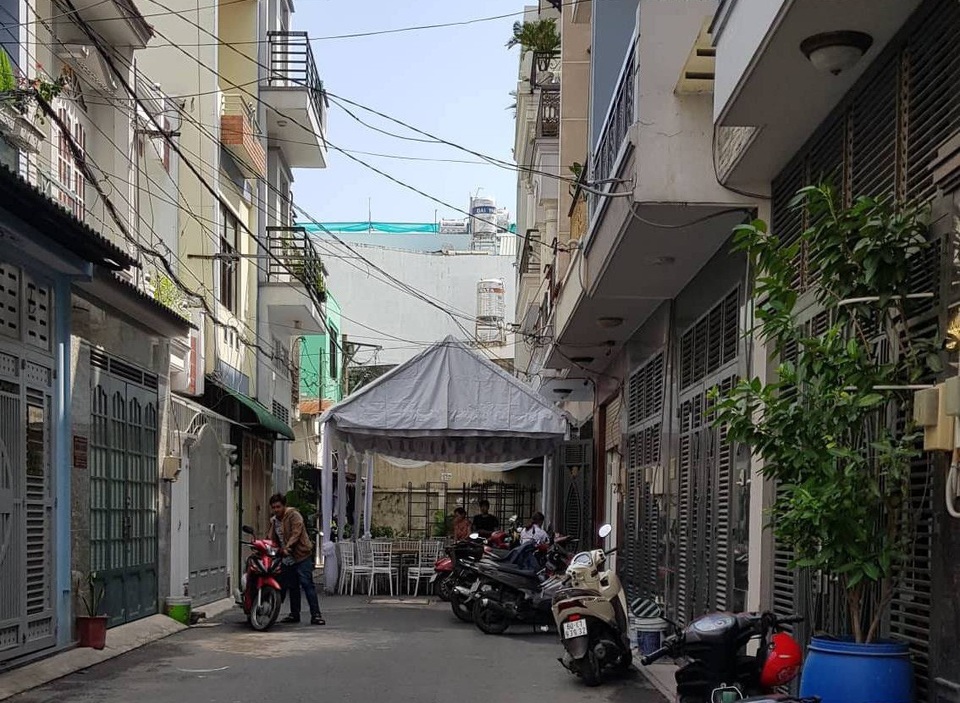 Nhà cô dâu Nhã Phương rộn ràng chuẩn bị cho lễ vu quy - 5 Buổi sáng, tại nhà cô dâu Nhã Phương ở Tân Bình, TPHCM mọi thứ vẫn yên ắng.