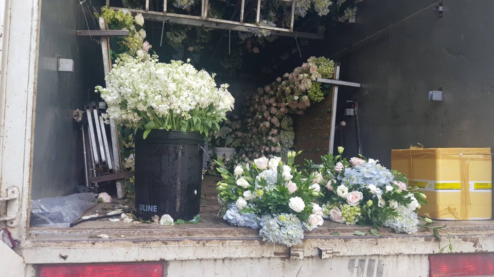 Nhà cô dâu Nhã Phương rộn ràng chuẩn bị cho lễ vu quy - 2 Xe tải chở hoa tươi trang trí xuất hiện trước nhà Nhã Phương cũng khiến nhiều người tại đây cảm thấy bất ngờ. Thông tin lễ cưới của cô được giấu kín đến nỗi hàng xóm xung quanh cũng hoàn toàn không biết thông tin việc Nhã Phương đám cưới.