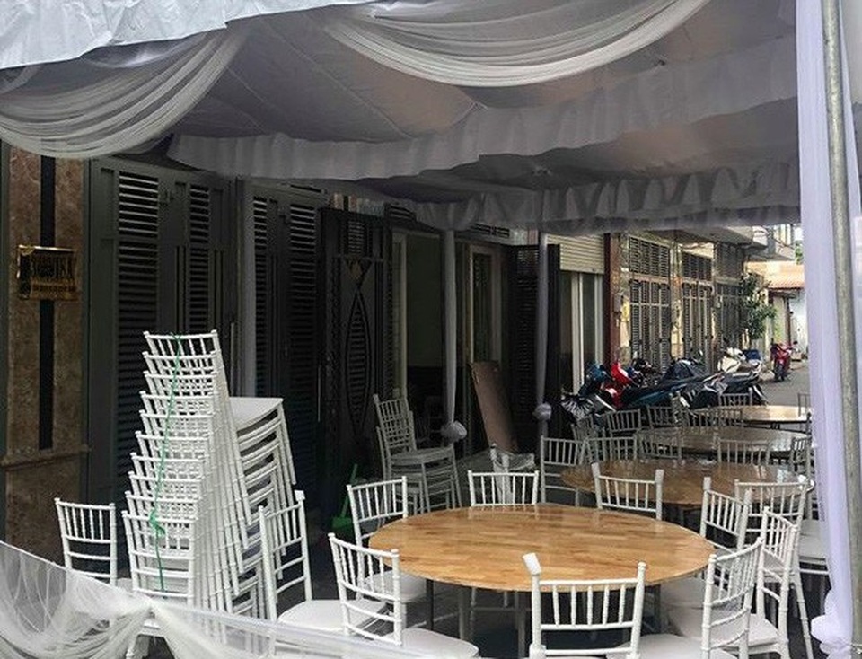 Nhà cô dâu Nhã Phương rộn ràng chuẩn bị cho lễ vu quy - 6 Mọi thông tin về đám cưới cặp đôi vẫn không được chia sẻ. Tại nhà cô dâu, gia đình chuẩn bị bàn ghế cho lễ rước dâu. Không gian được trang trí theo phông trắng mà Nhã Phương yêu thích.