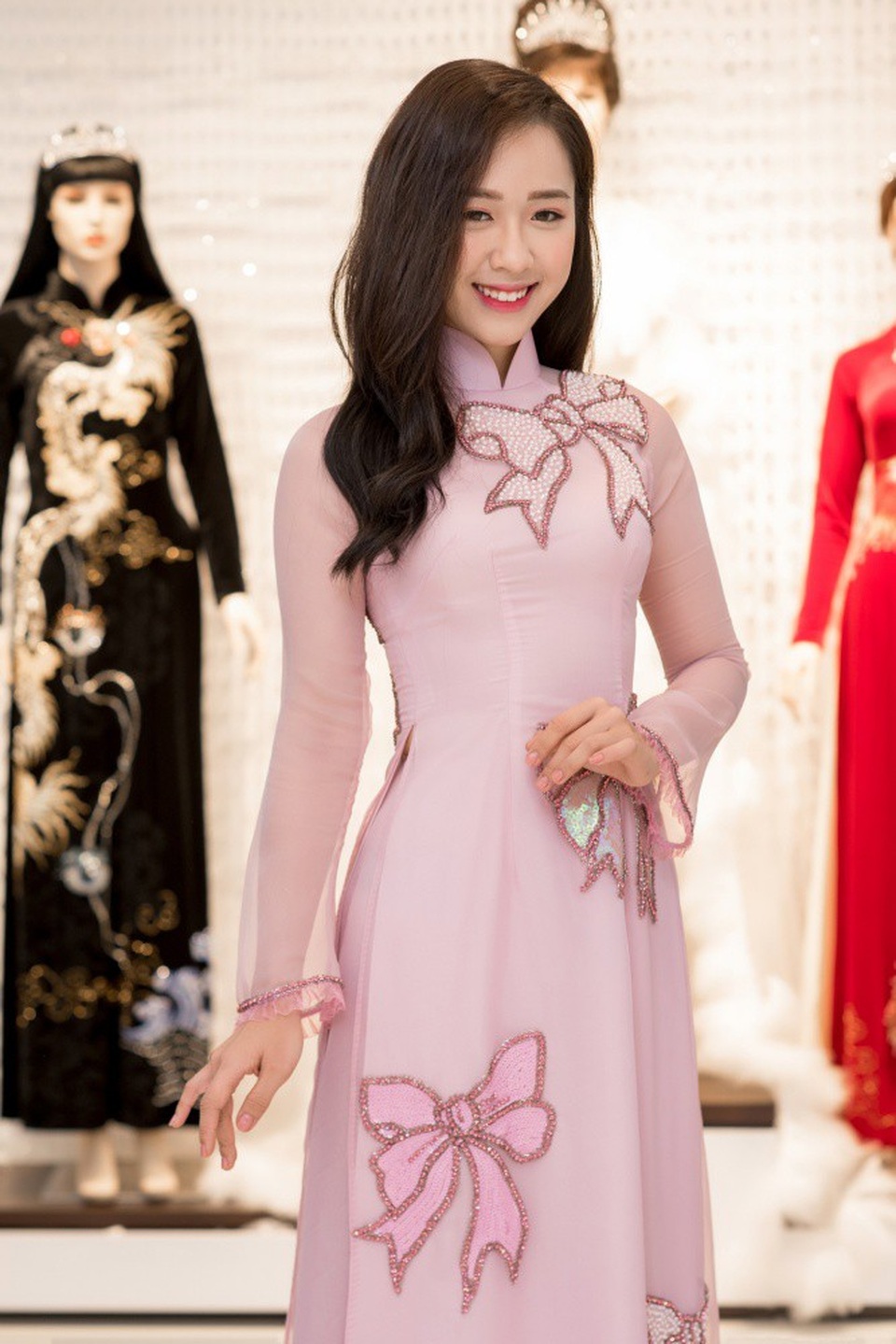 Bạn gái “cô Đẩu” lần đầu lên tiếng về tin đồn cưới hỏi - 5 Nữ sinh nổi tiếng vì từng được chọn để tặng hoa tổng thống Trump khoe vẻ đẹp dịu dàng nhưng không kém phần lộng lẫy với áo dài hoạ tiết độc đáo. Sau cuộc thi HHVN 2018, Hà My được yêu mến vì sở hữu vẻ đẹp khả ái giống với Hoa hậu thế giới người Việt Ngô Phương Lan. Hà My cho biết sau khi cuộc thi kết thúc, cô được chào đón nồng nhiệt khi về thăm trường cũ - Học viện Ngoại giao. Người đẹp chia sẻ cô có ý định theo công việc ngoại giao chứ không lấn sân vào showbiz.