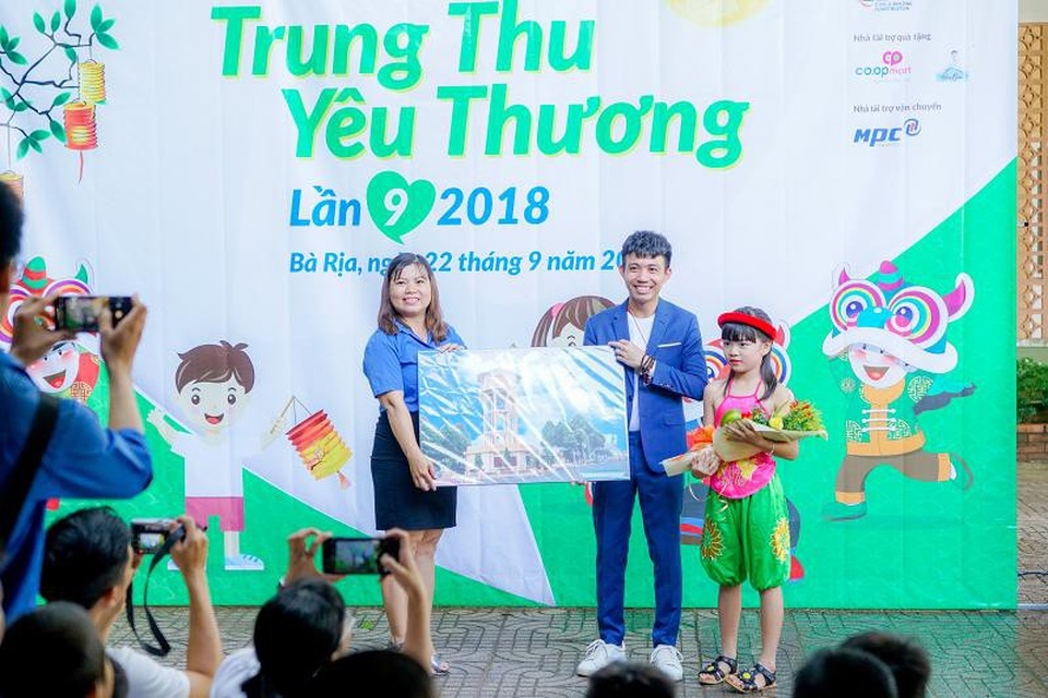Phó TGĐ Nhựa Long Thành gửi tặng yêu thương cho các em nhỏ vùng xa - 1 Ông Phạm Trần Nhật Minh Phó TGĐ điều hành công ty Nhựa Long Thành trao những phần quà yêu thương tại Bà Rịa
