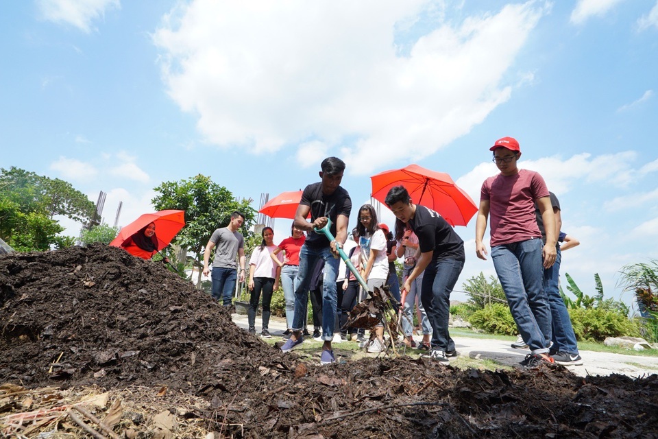 
Hoạt động ngoại khoá và giao lưu quốc tế giữa bạn trẻ các nước.
