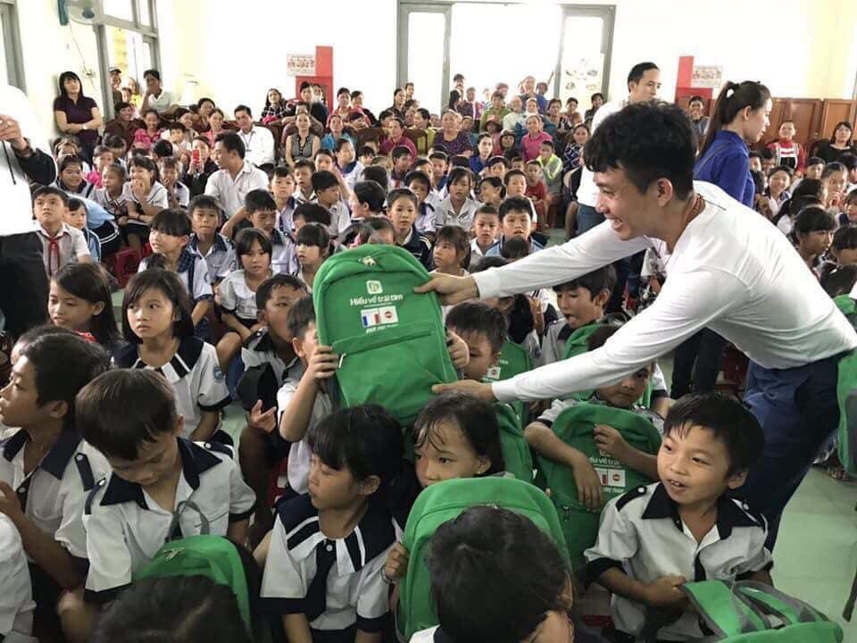 Phó TGĐ Nhựa Long Thành gửi tặng yêu thương cho các em nhỏ vùng xa - 2 Nụ cười hạnh phúc của vị Phó TGĐ điều hành Phạm Trần Nhật Minh khi trao quà cho các em nhỏ