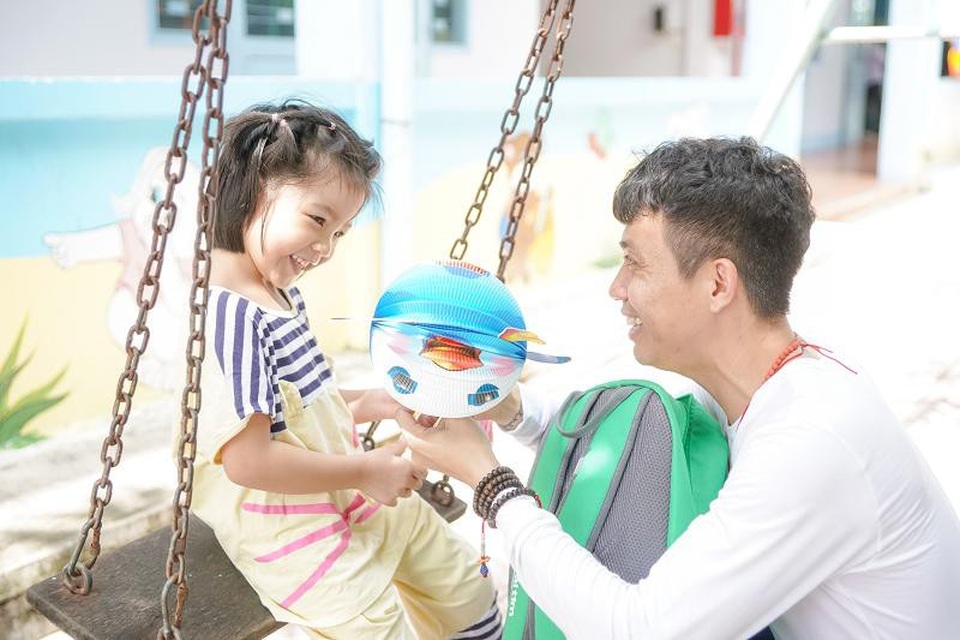 Phó TGĐ Nhựa Long Thành gửi tặng yêu thương cho các em nhỏ vùng xa - 5 Phó TGĐ điều hành Ông Phạm Trần Nhật Minh trao quà cho các em nhỏ khuyết tật ở Ninh Thuận