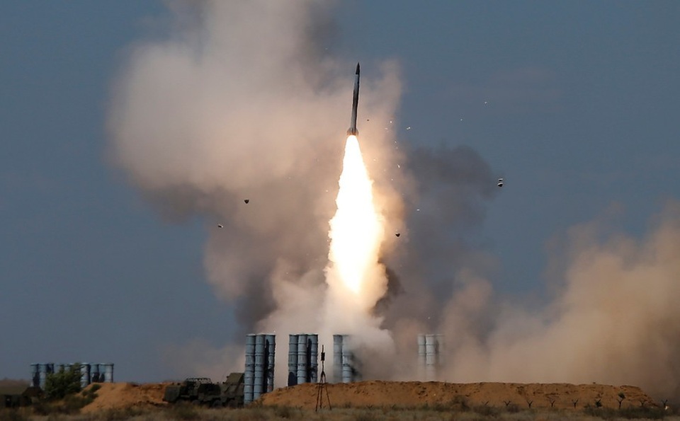 Uy lực hệ thống tên lửa phòng không Nga sắp cấp cho Syria - 3
Hệ thống S-300 khai hỏa tên lửa. (Ảnh: Reuters)