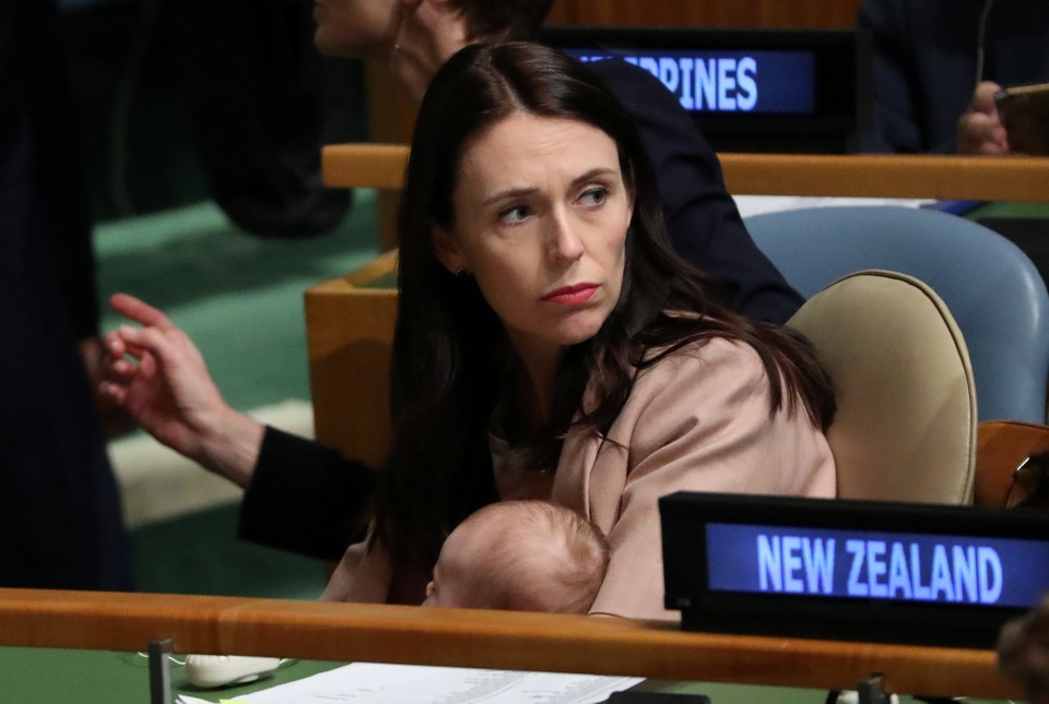 Con gái 3 tháng tuổi của Thủ tướng New Zealand dự họp Liên Hợp Quốc - 9
Theo Telegraph, bà Ardern đã trở thành thủ tướng trẻ nhất New Zealand trong 150 năm trở lại đây và cũng là nữ lãnh đạo trẻ nhất thế giới khi bà nhậm chức vào hồi tháng 10 năm ngoái. Bà cũng là nữ lãnh đạo thứ 2 trên thế giới sinh con khi vẫn còn đương nhiệm, sau cựu Thủ tướng Pakistan Benazir Bhutto vào năm 1990. Giới quan sát cho rằng việc bà Ardern sinh con và nghỉ thai sản khi đang điều hành đất nước là dấu hiệu cho thấy sự tiến bộ và quan điểm cởi mở hơn của thế giới với việc làm chính trị khi thực hiện sứ mệnh làm mẹ của phụ nữ.