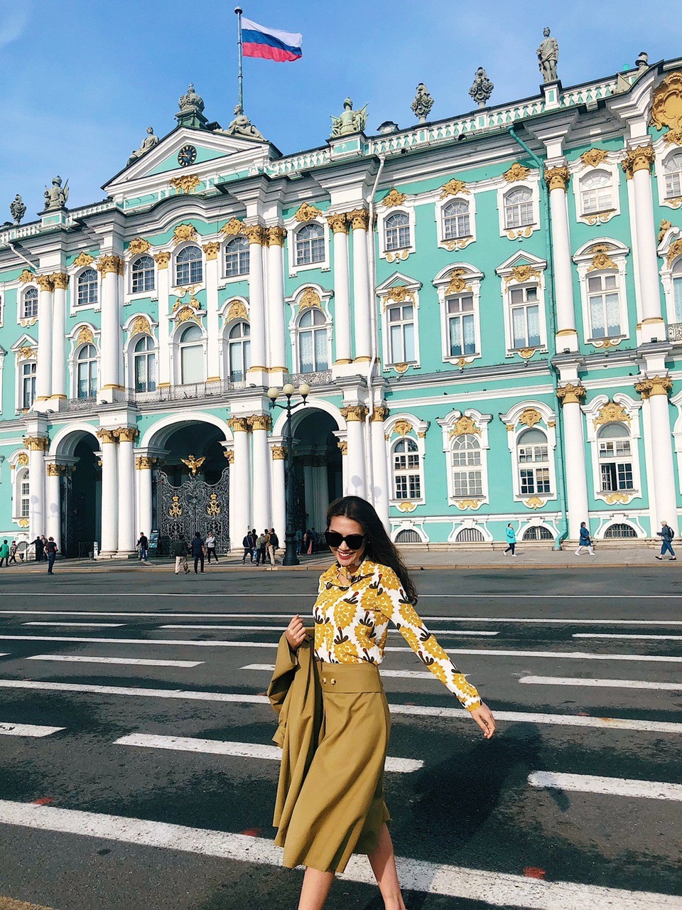 Trong những ngày công tác tại nước Nga, Tường Linh lựa chọn phục trang chủ yếu là những chiếc áo sơ mi rực rỡ...