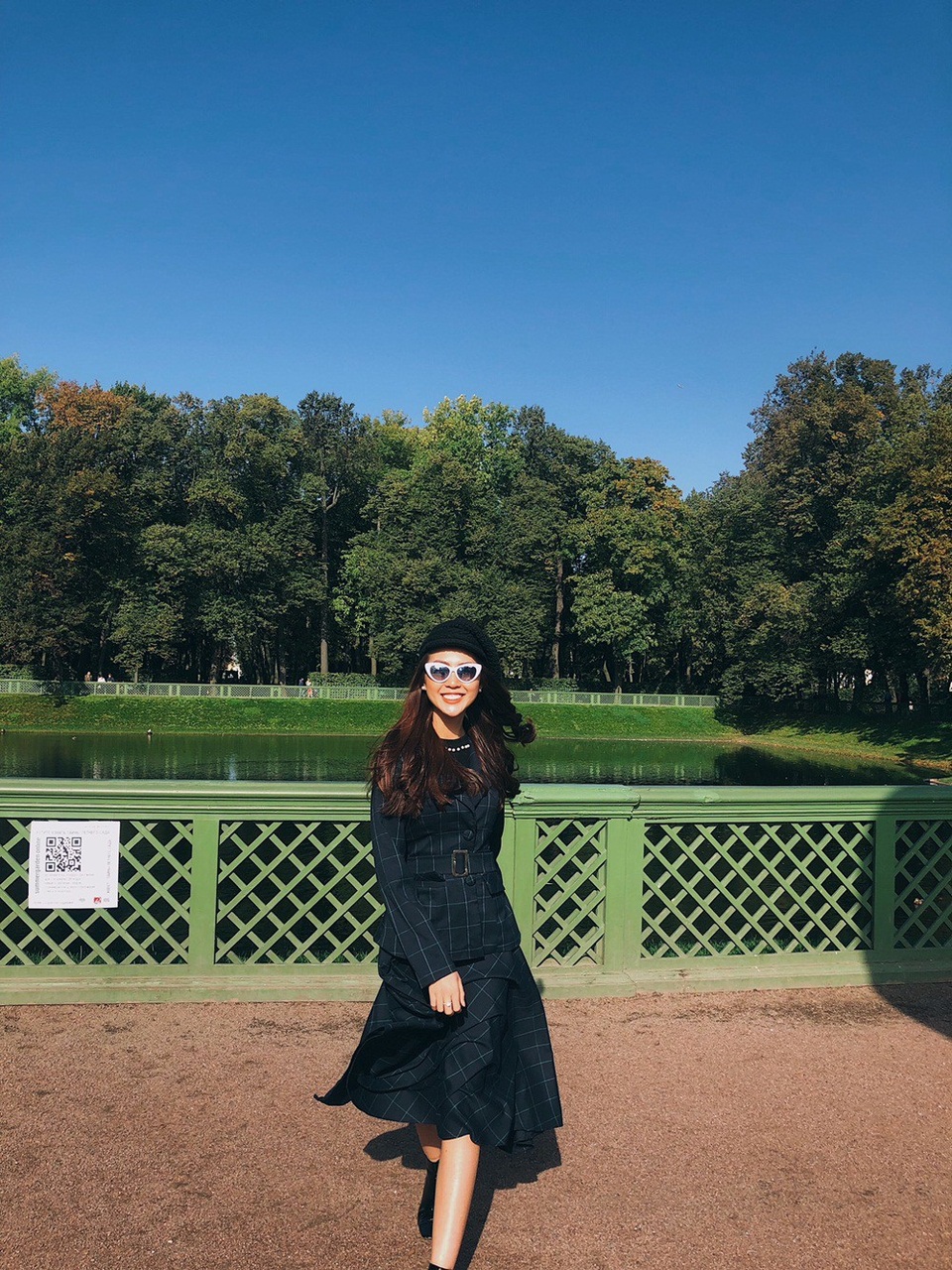 ...hay những bộ váy đơn giản, tinh tế phối hợp cùng áo vest giữ ấm khéo léo.