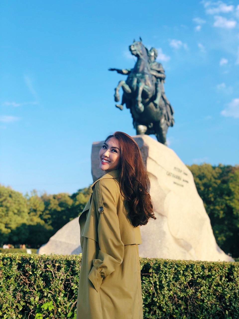 Không chỉ có thế mạnh là gương mặt đẹp vừa đậm chất Á đông nhưng cũng mang hơi hướng hiện đại năng động, Tường Linh còn biết cách phối đồ và chọn lựa những phụ kiện phù hợp để tôn vóc dáng.