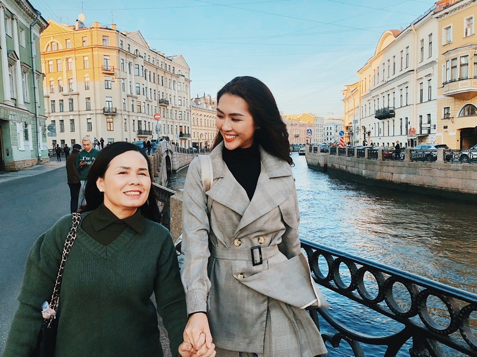 Ngoài thời gian dành cho công việc chụp ảnh, Tường Linh đã dành phần lớn thời gian dẫn mẹ đi thăm thú, khám phá thủ đô Moscow tráng lệ và thành phố Saint Petersburg thanh bình. Cả hai mẹ con cùng diện đồ đôi và ghi lại những bức ảnh kỷ niệm thật đẹp.