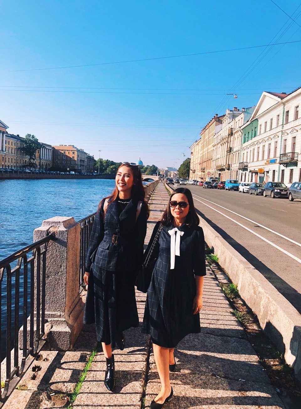 Hai mẹ con đã có những phút giây rất vui vẻ, và điều Linh hạnh phúc hơn cả là sau những năm tháng làm việc vất vả, giờ là lúc Linh muốn thấy ba mẹ của Linh được nghỉ ngơi, vui chơi cùng các con…”