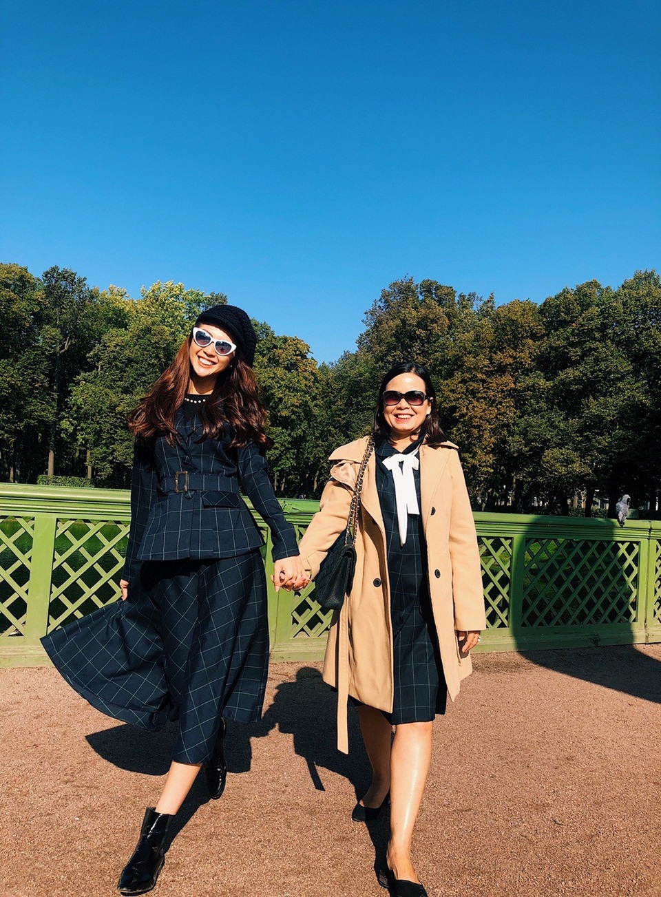 Vốn là người “tôn thờ” chủ nghĩa xê dịch, Tường Linh đã hào hứng dẫn mẹ đi thăm thú rất nhiều nơi, tìm hiểu về lối sống và ẩm thực của nước bạn, đặc biệt dành nhiều thời gian thư giãn ở những vườn hoa, công viên mát mẻ, tuyệt đẹp khi nước Nga đang vào thu.