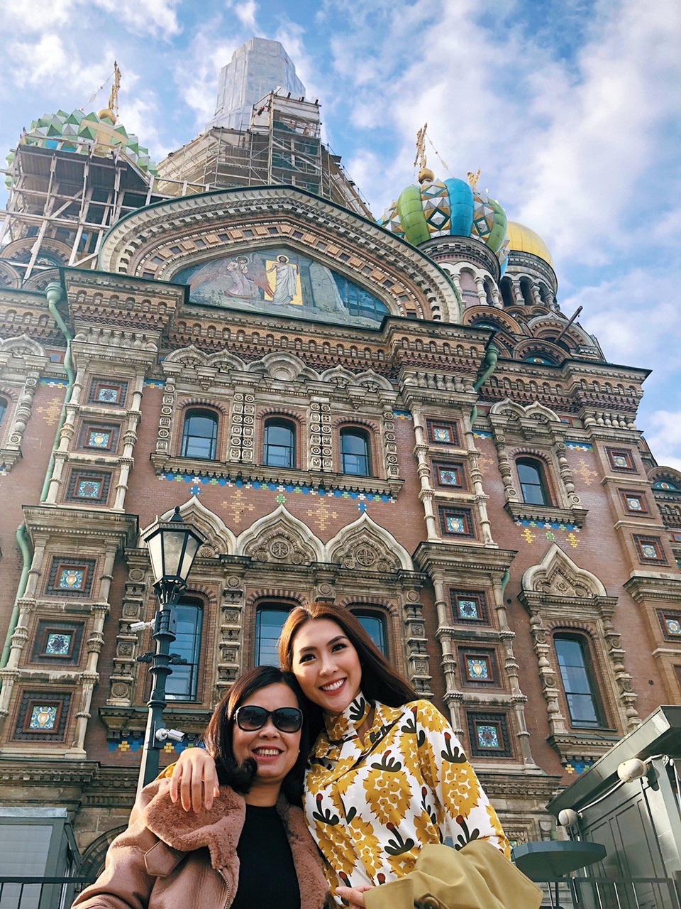Tường Linh cho biết: “Rất ít khi ba mẹ Linh có dịp đi chơi, càng hiếm khi đặt chân đến những vùng đất xa xôi ngoài lãnh thổ Việt Nam. Chuyến đi này dù không có ba nhưng Linh cũng cảm thấy hạnh phúc khi được cùng mẹ đến với nước Nga.