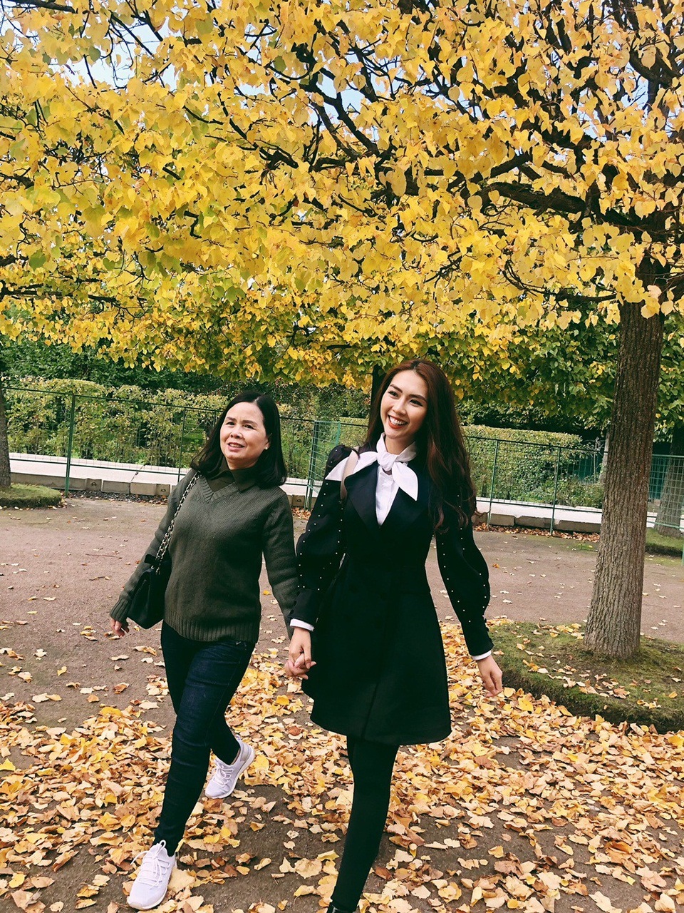 Hiếm khi mẹ của Tường Linh có dịp ra nước ngoài vui chơi và tham quan các thắng cảnh, bản thân Tường Linh cũng từng bày tỏ mong muốn có cơ hội dẫn ba mẹ đi chơi, vui hưởng tuổi già. Vì vậy, trong chuyến đi công tác lần này tại Nga, Tường Linh đã mời mẹ đi cùng trong chuyến vi vu trời Âu.