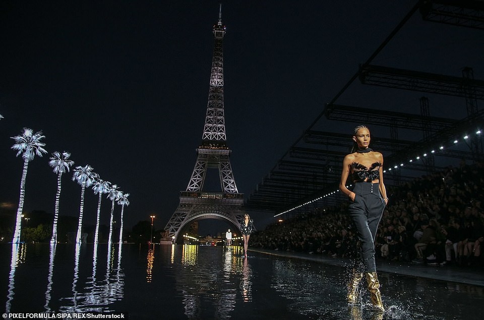 
Show diễn của Saint Laurent được dựng ngay trước tháp Eiffel
