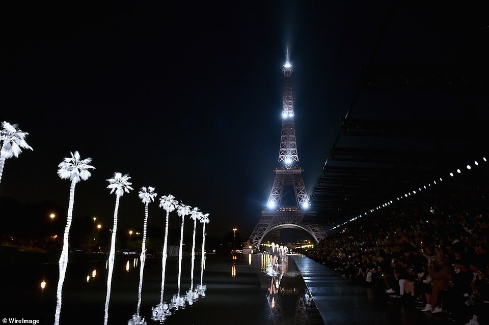 
Đây là sự kiện trong khuôn khổ tuần lễ thời trang Paris xuân hè 2019
