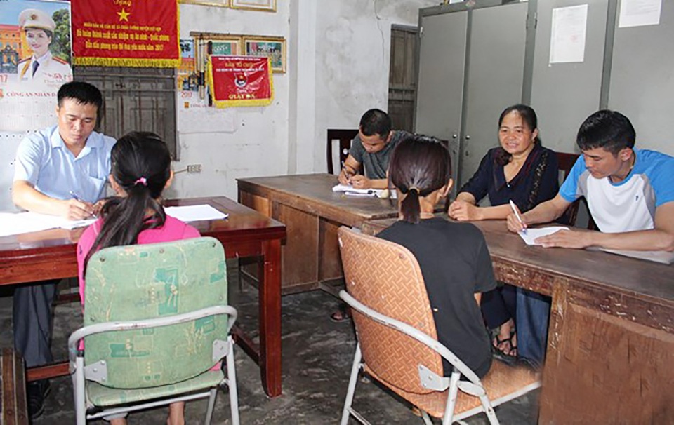 Tìm kiếm 3 bé gái rủ nhau thực hiện "chuyến đi bão táp" - 1 Cơ quan chức năng lấy lời khai của các bé gái. (Ảnh: P.G)