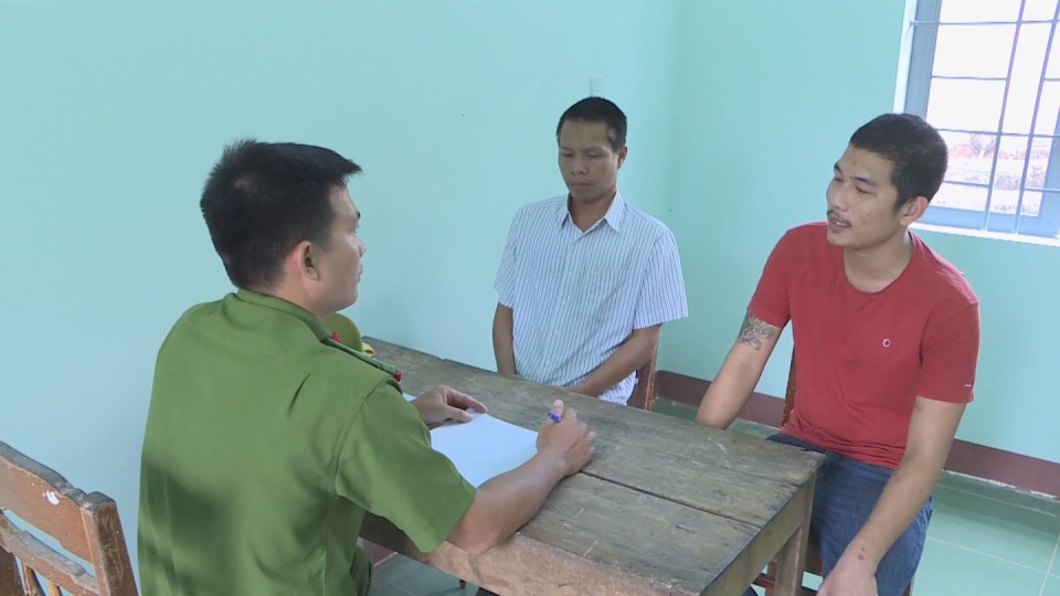 Vay 10 triệu đồng, hơn 1 năm sau bị đòi 80 triệu - 1 Hai đối tượng Tiến và Thông tại cơ quan công an