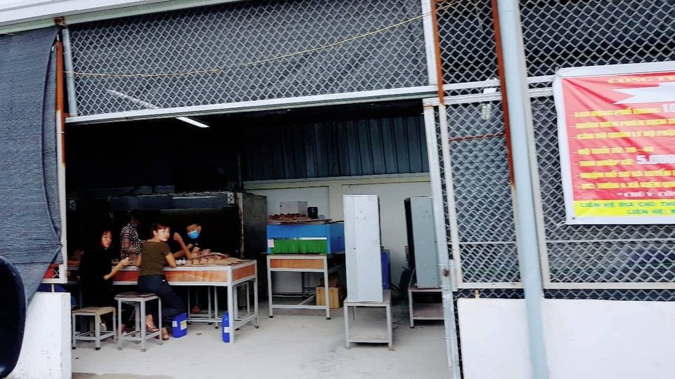 Làm ngơ cho 3 nhà máy "mọc" trái phép, chủ tịch xã mất chức - 4
Sau quá trình xử lý kiểu loay hoay của chính quyền, có nhà máy đã đi vào hoạt động.