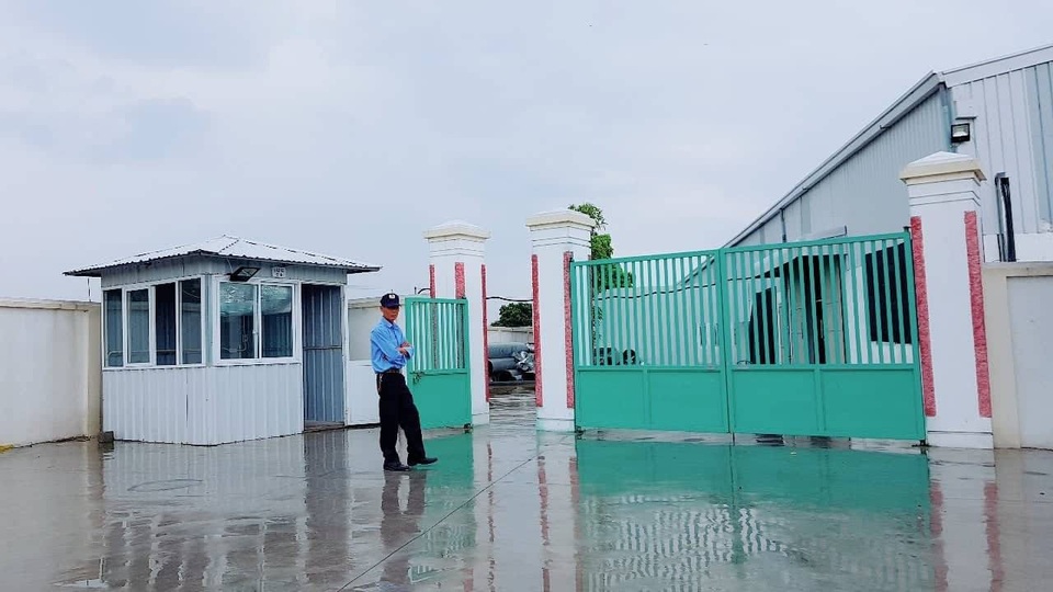 Làm ngơ cho 3 nhà máy "mọc" trái phép, chủ tịch xã mất chức - 3
Người dân bức xúc khi việc xây dựng các nhà máy hết sức rầm rộ mà chính quyền làm lơ.