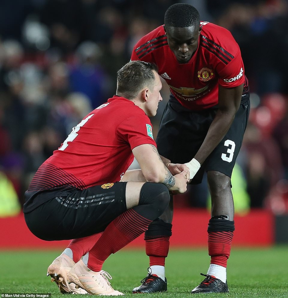 Man Utd 2-2 Derby (penalty 7-8): Thảm họa ở Old Trafford - 2
Jones (trái) buồn bã khi trở thành người khiến Man Utd bị loại sớm ở League Cup