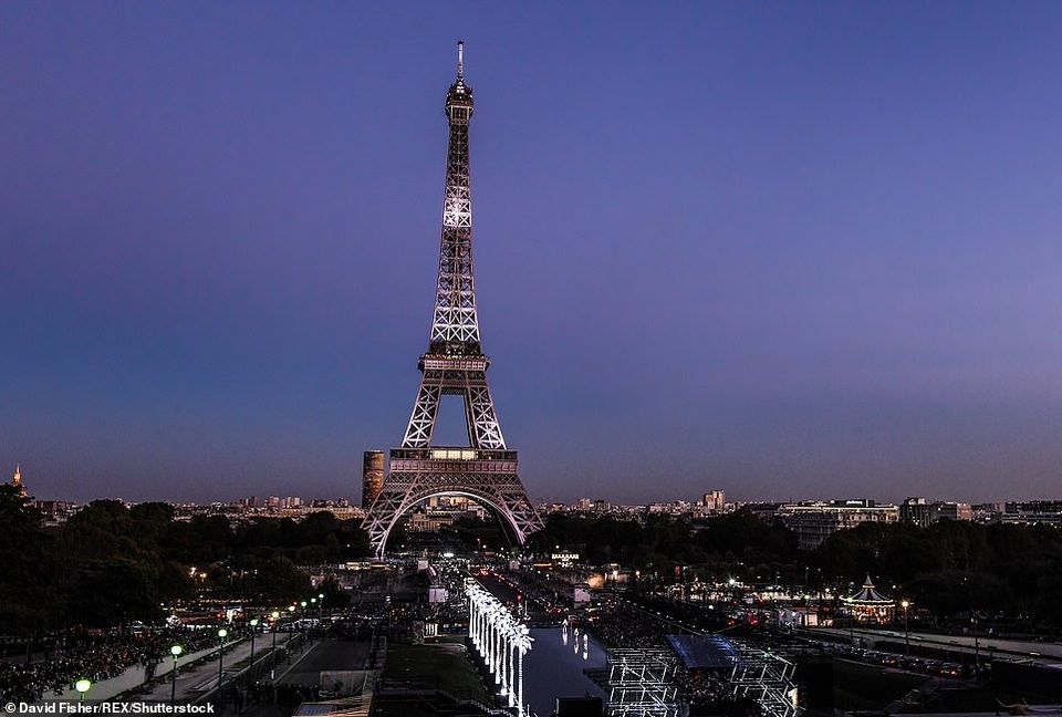 
Toàn cảnh show diễn lớn trước tháp Eiffel
