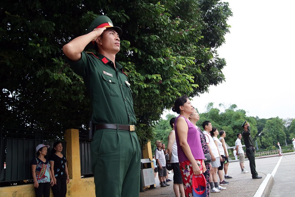 Lễ thượng cờ rủ Quốc tang Chủ tịch nước Trần Đại Quang - 8
Tất cả những người có mặt trên quảng trường Ba Đình đều hướng về cột cờ.
