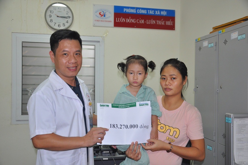 Bé Yến Nhi đã được cứu sống nhờ sự giúp đỡ của bạn đọc Dân trí - 2 Gia đình nhận quà lần 2 tại phòng CTXH bệnh viện Tim Hà Nội.