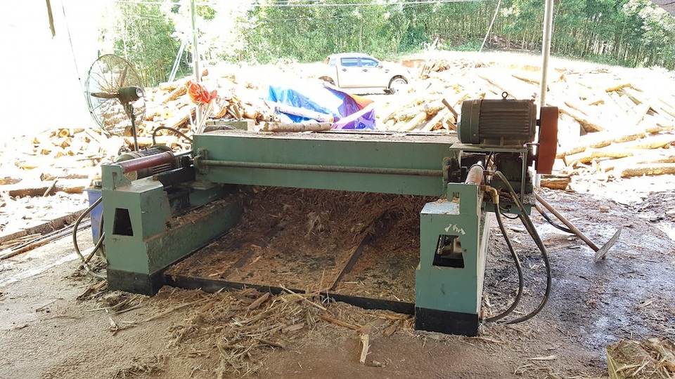 Xưởng sản xuất gỗ “3 không” mọc lên như nấm, chính quyền có làm ngơ? - 20 Máy móc đơn sơ được dùng để mở xưởng.
