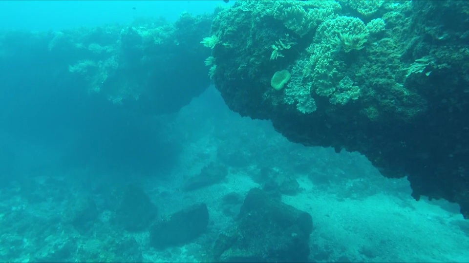 Theo nhận định của các chuyên gia khảo cổ, đây là vòm đá đẹp và kỳ vĩ nhất từng được phát hiện tại Việt Nam. Nhiều khả năng, vòm đá được hình thành từ hoạt động phun trào của núi lửa hàng triệu năm trước. Trong quá trình núi lửa phun trào, nham thạch gặp nước biển đã đông cứng lại tạo nên vòm đá tương tự như cổng Tò Vò trên cạn.