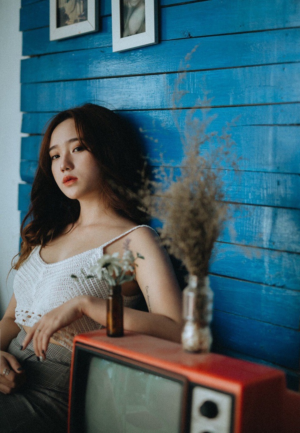 “Hot girl ảnh thẻ” thế hệ 10x khoe vẻ đẹp quyến rũ trong bộ ảnh mới - 5 Hồng Vân thích nghe nhạc, đi du lịch, thích đồ ăn nên cũng thích nấu ăn. Ngoài ra cô bạn còn rất thích chụp ảnh, Vân là một trong những mẫu ảnh có tiếng tại Đà Nẵng khi bắt đầu làm mẫu ảnh từ năm học cấp 3.