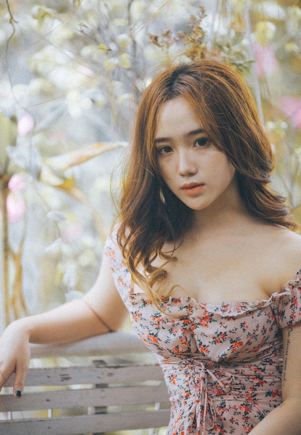“Hot girl ảnh thẻ” thế hệ 10x khoe vẻ đẹp quyến rũ trong bộ ảnh mới - 1 Phạm Châu Hồng Vân (sinh năm 2000, Đà Nẵng), từng được biết đến với clip chỉ vài giây ghi lại hình ảnh chiếc ảnh thẻ để mặt mộc nhưng rất xinh xắn. Vân cũng là một bạn trẻ có tiếng sở hữu gần 170. 000 lượt theo dõi trên Facebook.