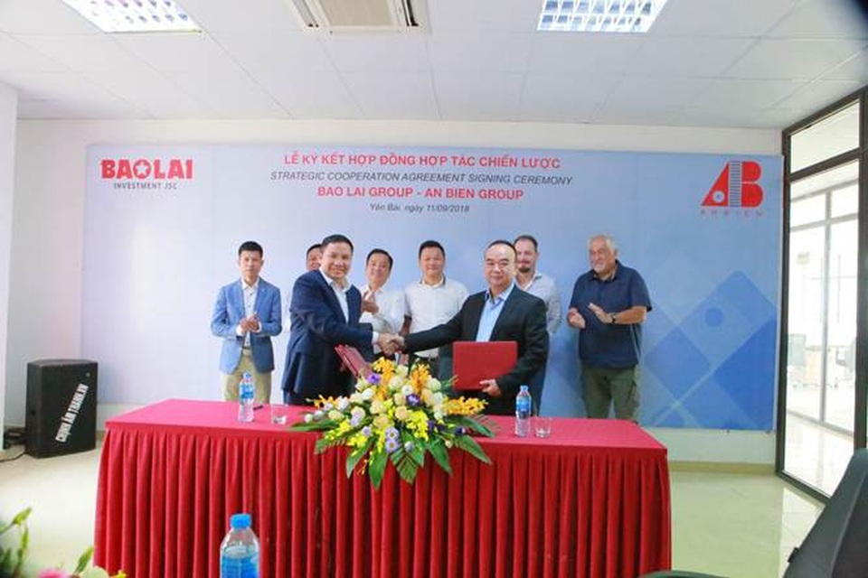 Bảo Lai Group và An Biên Group ký kết hợp đồng hợp tác chiến lược - 1
Ông Vũ Đình Chiến - TGĐ Công ty CP ĐT Bảo Lai và ông Nguyễn Hoài Vũ – TGĐ Công ty CP Đá Tự Nhiên An Biên đại diện Bảo Lai Group và An Biên Group ký kết hợp đồng hợp tác chiến lược.