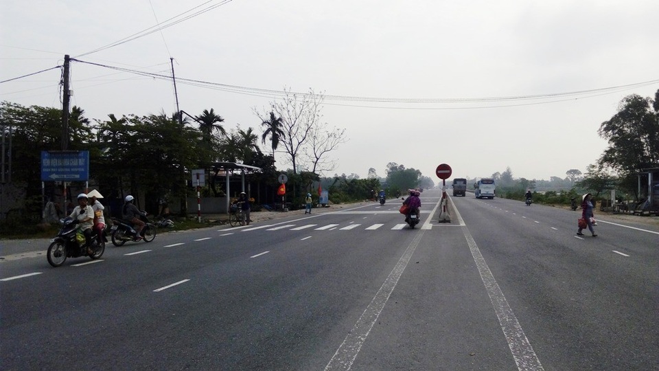 Hơn 2 năm qua, cán bộ, người dân xã Lộc Thủy đều phải đi trái đường để vào ra chợ ở điểm mở giải phân cách này