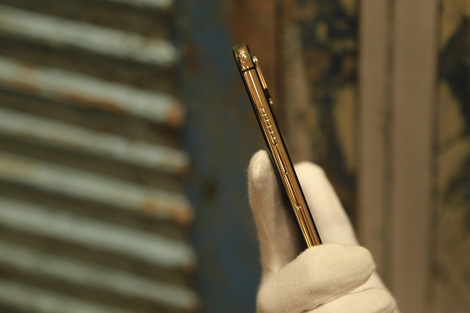 Ngắm iPhone XS Max mạ vàng 18k đầu tiên ở Việt Nam - 8 Ngắm iPhone XS Max mạ vàng 18k đầu tiên ở Việt Nam - 8