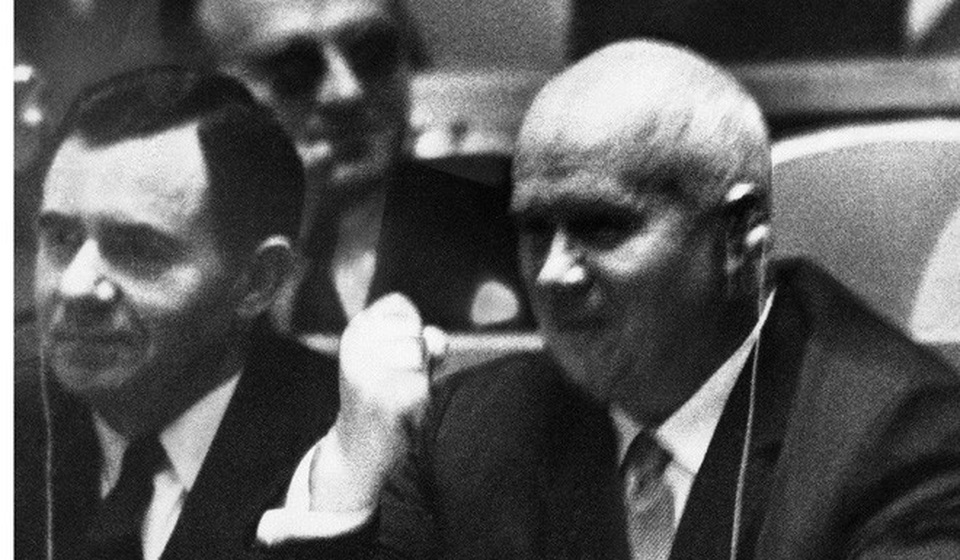 Ông Nikita Khrushchev giơ nắm đấm trong cuộc họp tại Đại hội đồng Liên Hợp Quốc (Ảnh: Reuters)